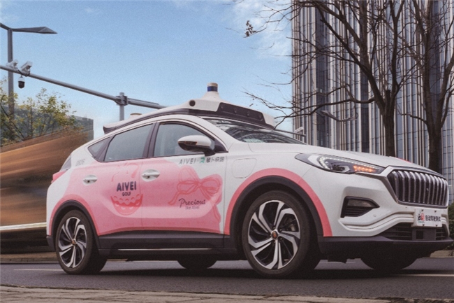 aivei女装品牌携手“萝卜快跑”,于成都街头打造｢都市秀场｣