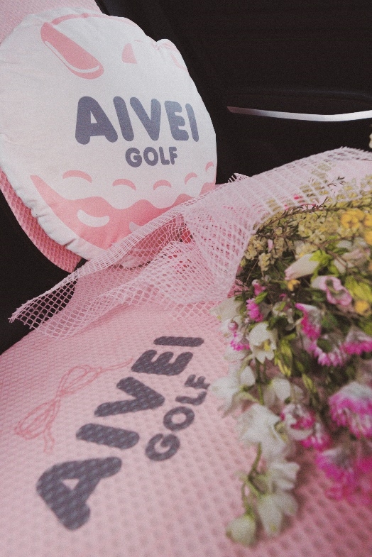 aivei女装品牌携手“萝卜快跑”,于成都街头打造｢都市秀场｣