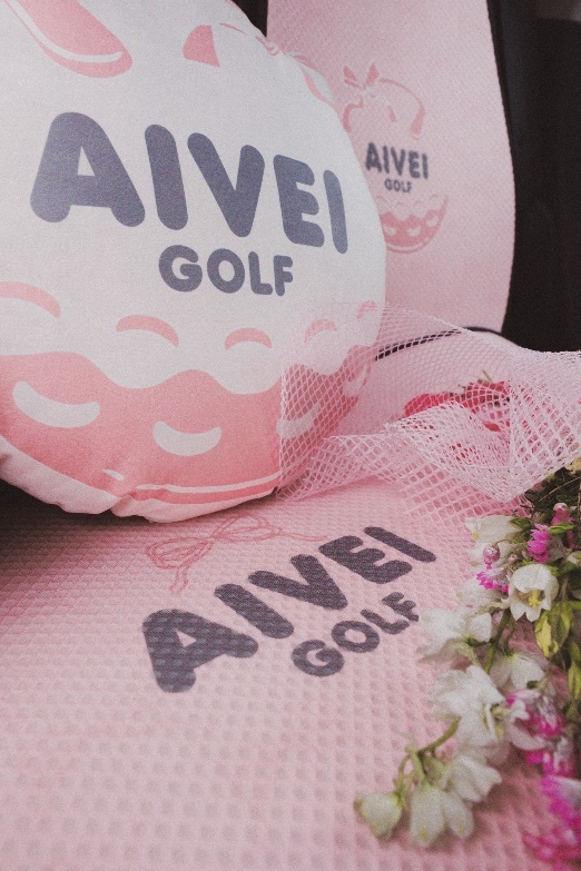 aivei女装品牌携手“萝卜快跑”,于成都街头打造｢都市秀场｣