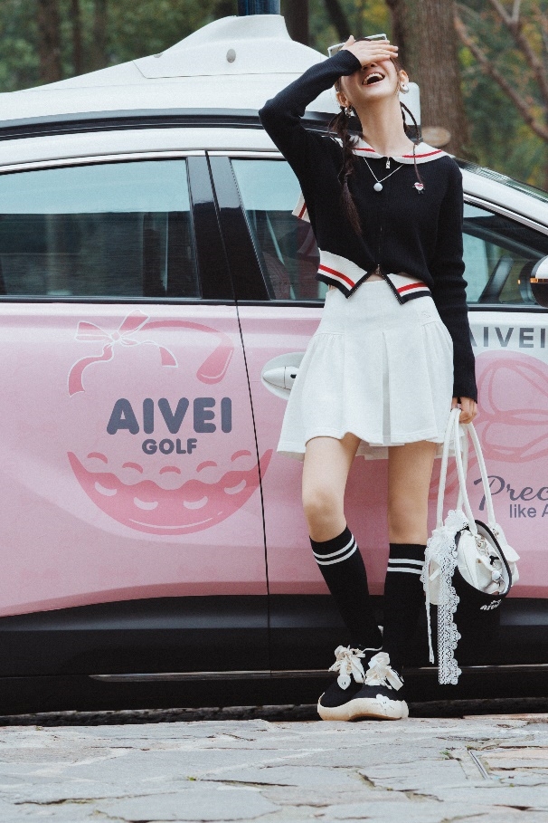 aivei女装品牌携手“萝卜快跑”,于成都街头打造｢都市秀场｣